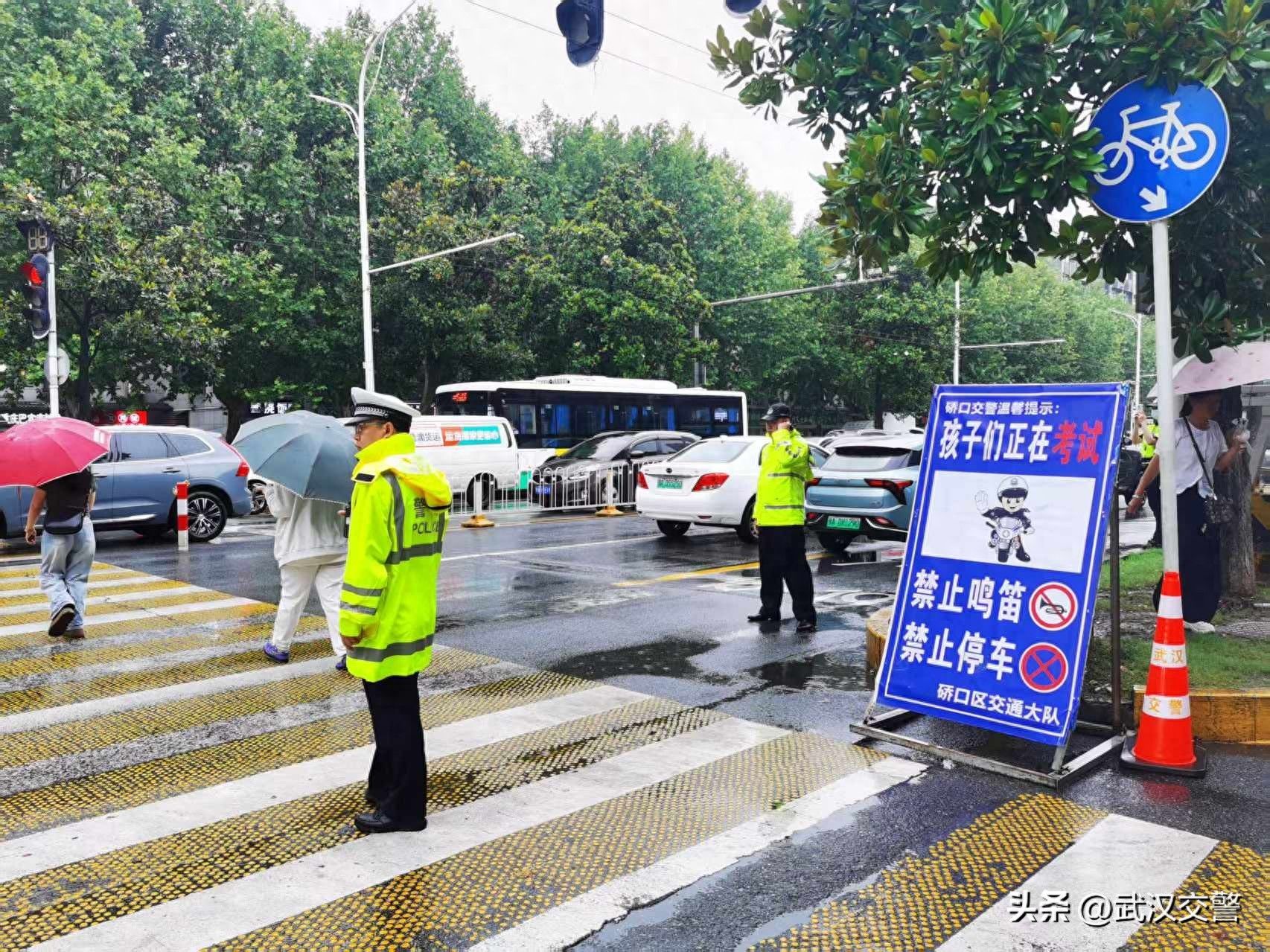 在暴风雨中，少年和警察交